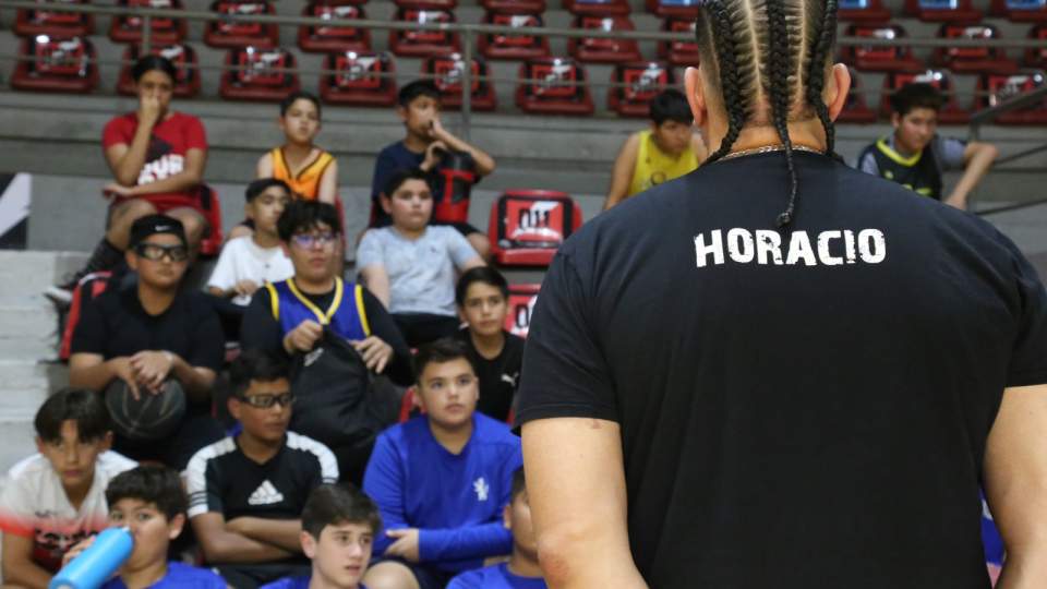 ARRANCAN CLÍNICAS DE BASQUETBOL   DE HORACIO LLAMAS EN ARENA SONORA