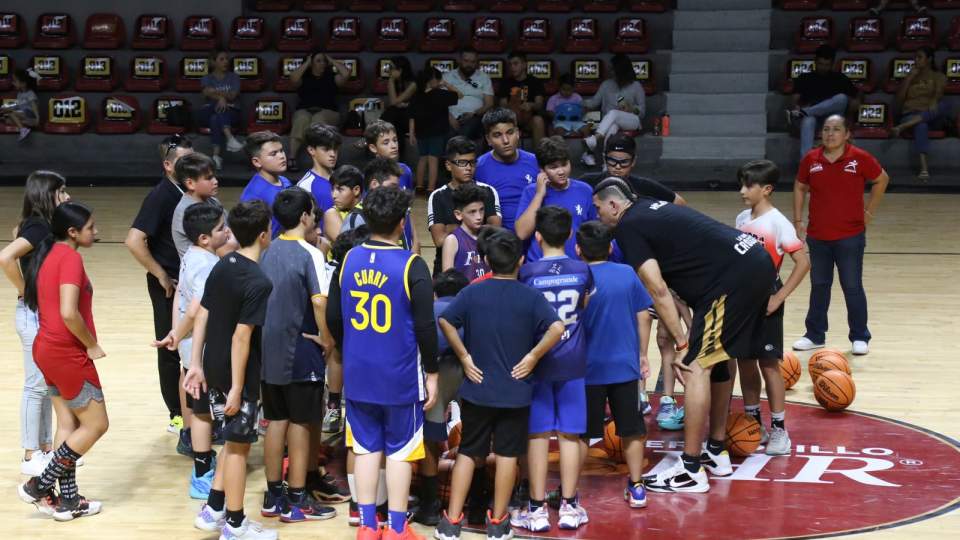 HORACIO LLAMAS DISFRUTA EL INSTRUIR   A NUEVAS GENERACIONES DE BASQUETBOL