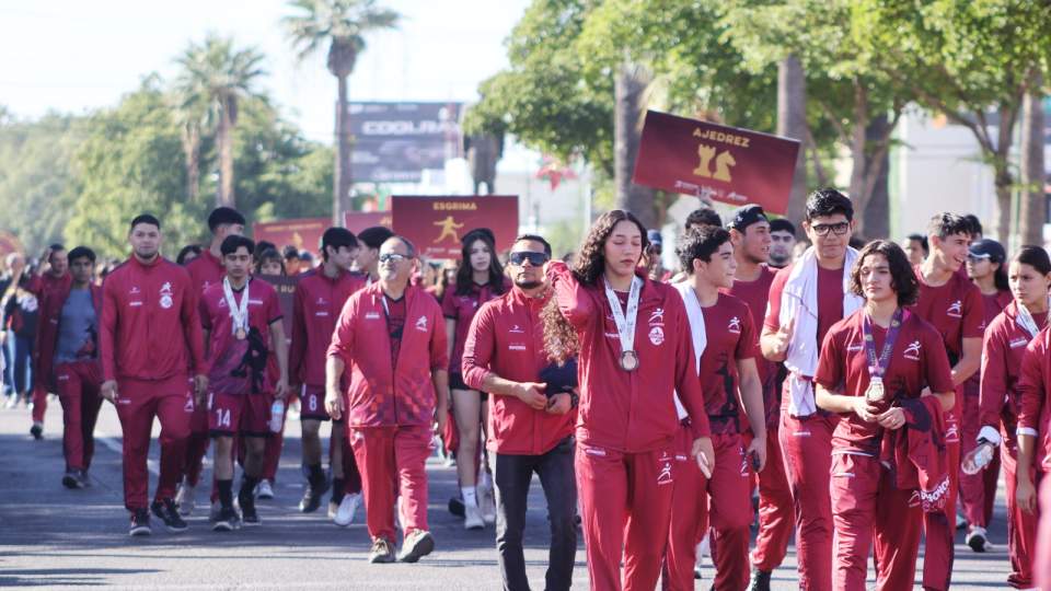 LUCEN ATLETAS SONORENSES EN EL   DESFILE DE LA REVOLUCIÓN MEXICANA