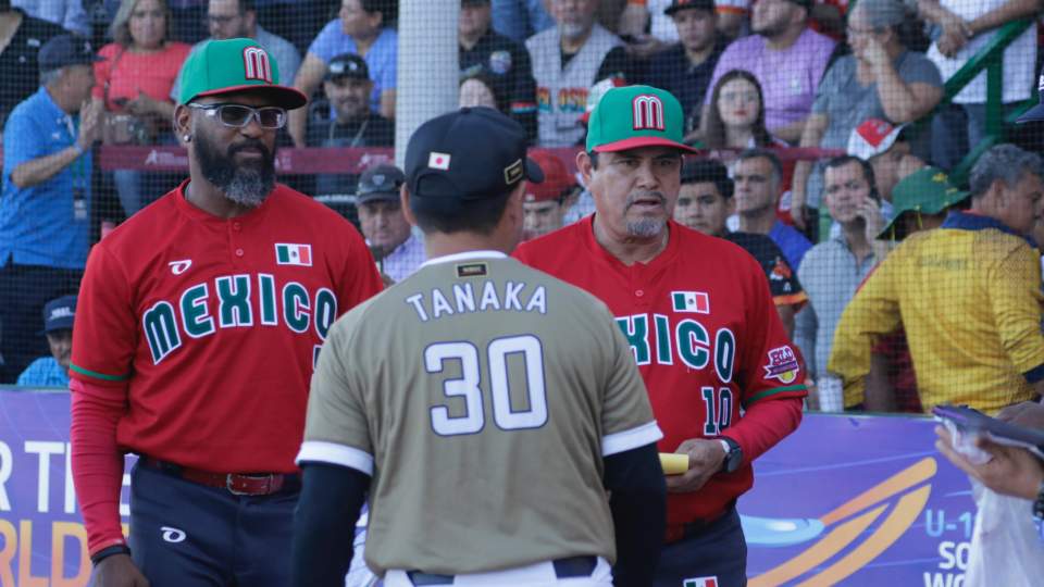 CELEBRA MÁNAGER MEXICANO MEDALLA   DE PLATA EN EL MUNDIAL DE SOFTBOL U18