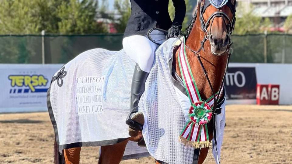 LUCEN JINETES SONORENSES EN   UN TORNEO DE SALTOS EN TIJUANA