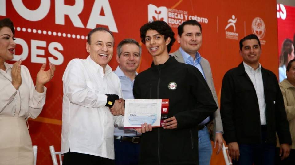 GOBERNADOR DURAZO BENEFICIA CON BECAS A JÓVENES DEPORTISTAS	